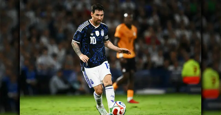 বল পায়ে লিওনেল মেসি